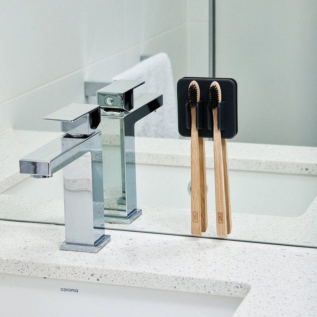 Een modern en stijlvol ingerichte badkamer met een matzwart doucherek dat zonder boren is gemonteerd, gevuld met verzorgingsproducten.