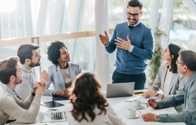 Team bespreekt een onderwerp tijdens een open overleg aan tafel